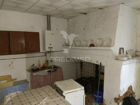 Casa antiga em aldeia do alentejo, margem- gavião