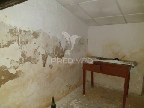 Casa antiga em aldeia do alentejo, margem- gavião