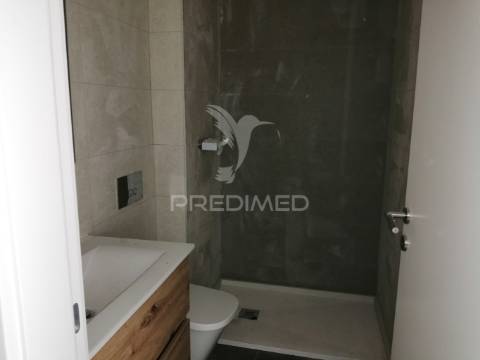 Moradia t4 com garagem e piscina em vale de milhaços