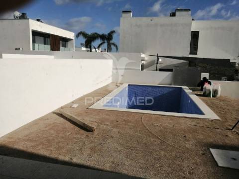 Moradia t4 com garagem e piscina em vale de milhaços