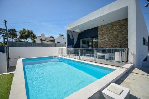 Moradia de tipologia t3+1, com duas frentes, localizada em sesimbra