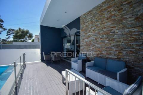 Moradia de tipologia t3+1, com duas frentes, localizada em sesimbra