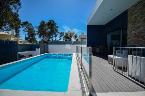 Moradia de tipologia t3+1, com duas frentes, localizada em sesimbra