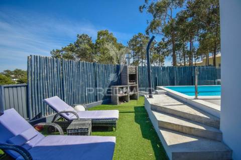 Moradia de tipologia t3+1, com duas frentes, localizada em sesimbra