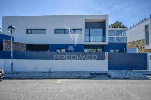 Moradia de tipologia t3+1, com duas frentes, localizada em sesimbra