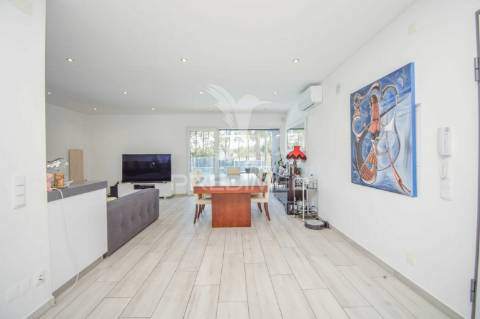 Moradia de tipologia t3+1, com duas frentes, localizada em sesimbra