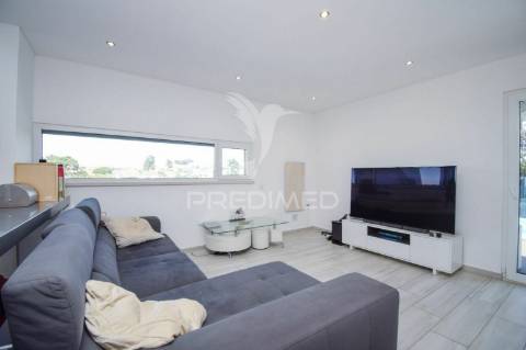 Moradia de tipologia t3+1, com duas frentes, localizada em sesimbra