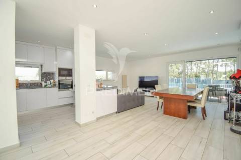 Moradia de tipologia t3+1, com duas frentes, localizada em sesimbra