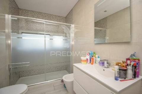 Moradia de tipologia t3+1, com duas frentes, localizada em sesimbra