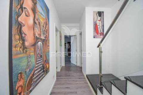 Moradia de tipologia t3+1, com duas frentes, localizada em sesimbra