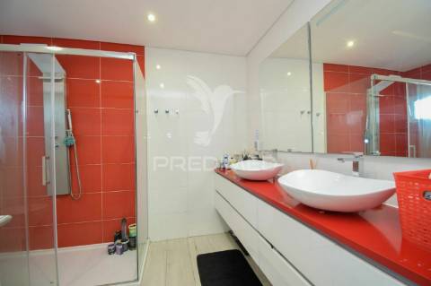 Moradia de tipologia t3+1, com duas frentes, localizada em sesimbra