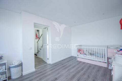 Moradia de tipologia t3+1, com duas frentes, localizada em sesimbra