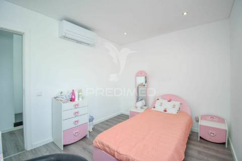 Moradia de tipologia t3+1, com duas frentes, localizada em sesimbra