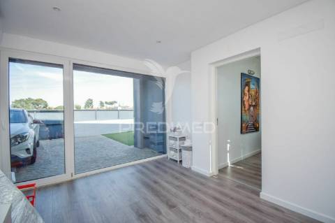 Moradia de tipologia t3+1, com duas frentes, localizada em sesimbra