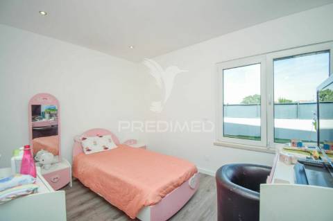 Moradia de tipologia t3+1, com duas frentes, localizada em sesimbra