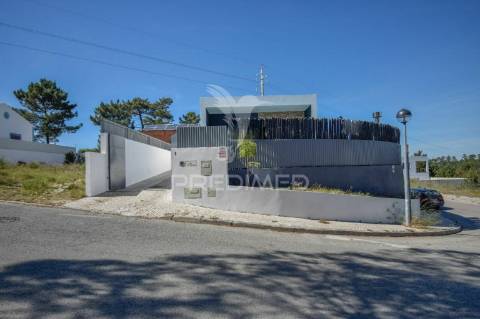 Moradia de tipologia t3+1, com duas frentes, localizada em sesimbra