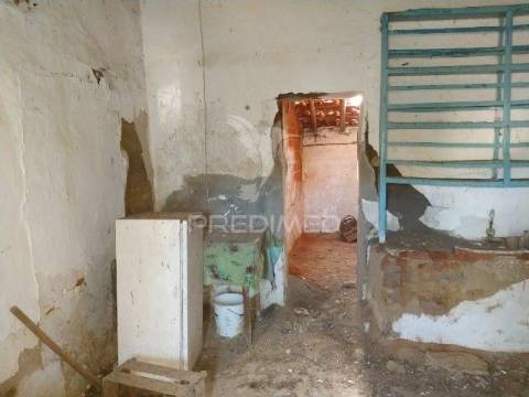 Casa de rés-do-chão, localizada em aldeia do concelho de gavião.