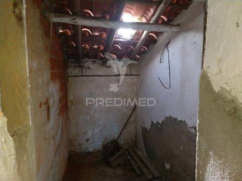 Casa de rés-do-chão, localizada em aldeia do concelho de gavião.