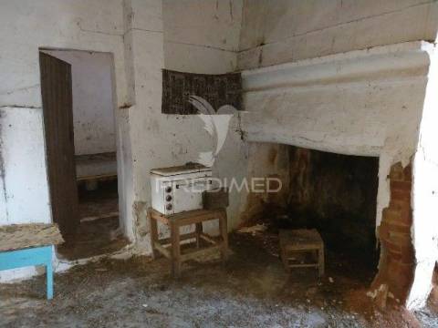 Casa de rés-do-chão, localizada em aldeia do concelho de gavião.