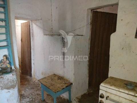 Casa de rés-do-chão, localizada em aldeia do concelho de gavião.