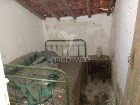 Casa de rés-do-chão, localizada em aldeia do concelho de gavião.