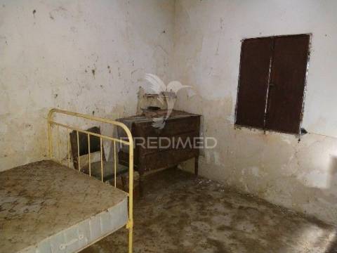 Casa de rés-do-chão, localizada em aldeia do concelho de gavião.