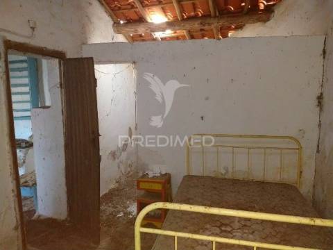 Casa de rés-do-chão, localizada em aldeia do concelho de gavião.