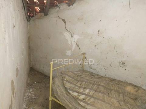 Casa de rés-do-chão, localizada em aldeia do concelho de gavião.