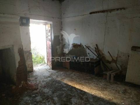 Casa de rés-do-chão, localizada em aldeia do concelho de gavião.