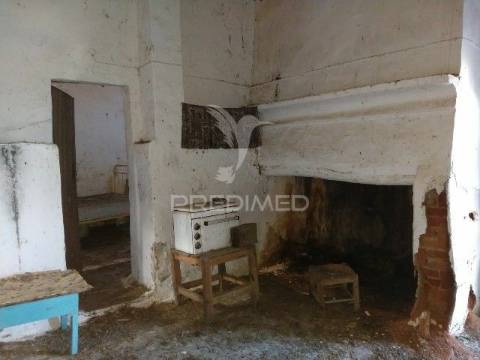 Casa de rés-do-chão, localizada em aldeia do concelho de gavião.