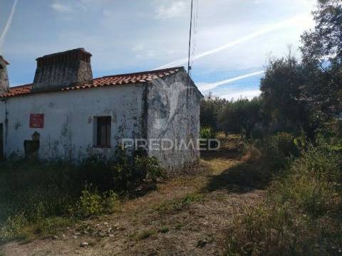 Casa de rés-do-chão, localizada em aldeia do concelho de gavião.