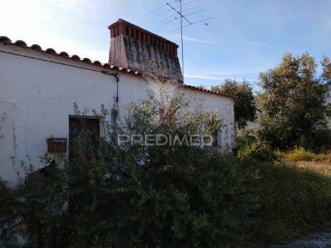 Casa de rés-do-chão, localizada em aldeia do concelho de gavião.