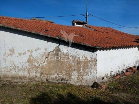 Casa de rés-do-chão, localizada em aldeia do concelho de gavião.
