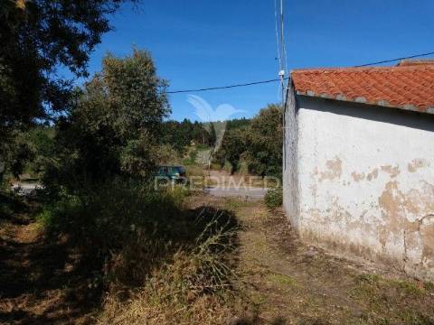 Casa de rés-do-chão, localizada em aldeia do concelho de gavião.