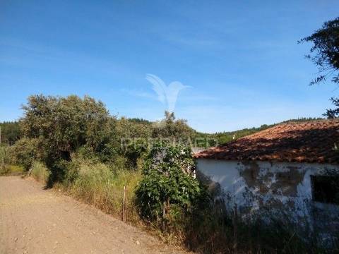 Casa de rés-do-chão, localizada em aldeia do concelho de gavião.