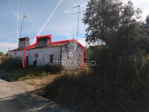 Casa de rés-do-chão, localizada em aldeia do concelho de gavião.