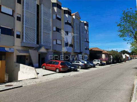 Excelente apartamento t2 com garagem  em zona nobre de alcanena