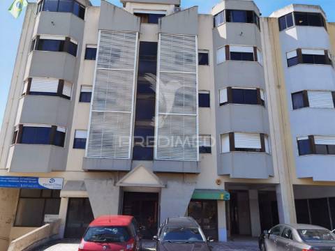 Excelente apartamento t2 com garagem  em zona nobre de alcanena