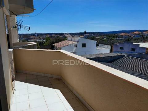 Excelente apartamento t2 com garagem  em zona nobre de alcanena