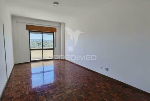 Excelente apartamento t2 com garagem  em zona nobre de alcanena