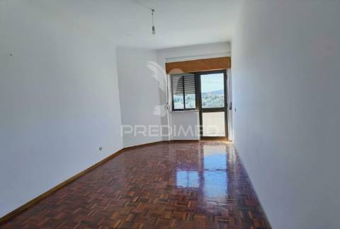 Excelente apartamento t2 com garagem  em zona nobre de alcanena