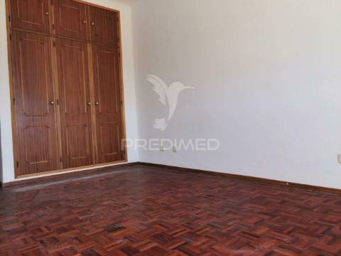Excelente apartamento t2 com garagem  em zona nobre de alcanena