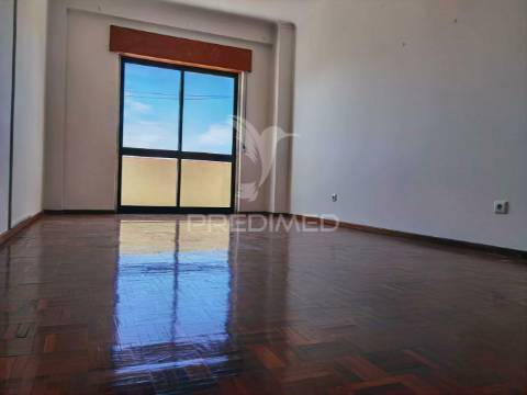 Excelente apartamento t2 com garagem  em zona nobre de alcanena