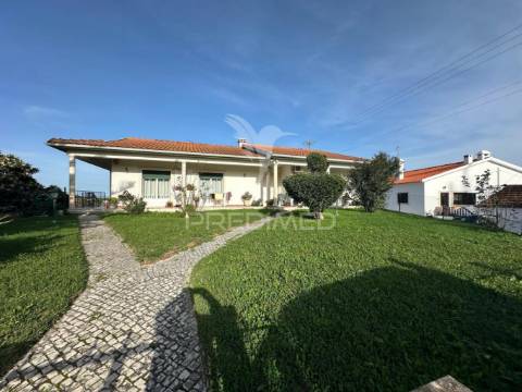 Moradias + terreno rústico