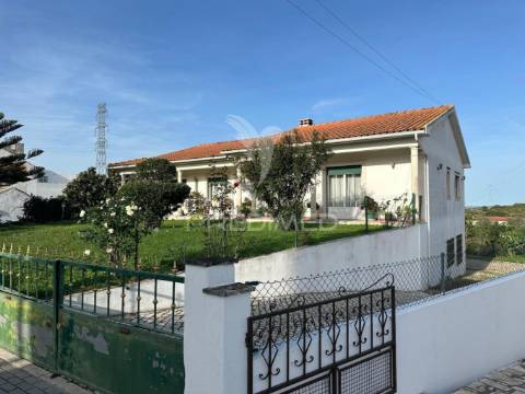 Moradias + terreno rústico