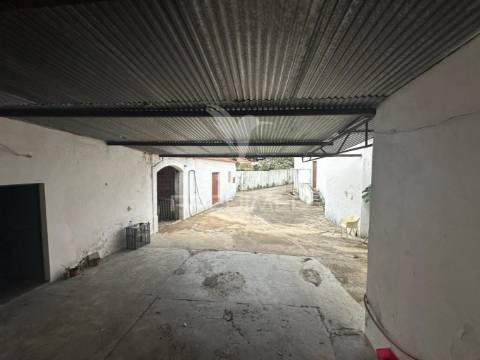 Moradias + terreno rústico