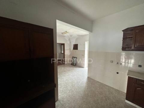 Moradias + terreno rústico