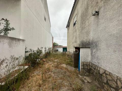 Moradias + terreno rústico