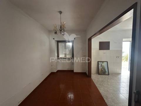 Moradias + terreno rústico