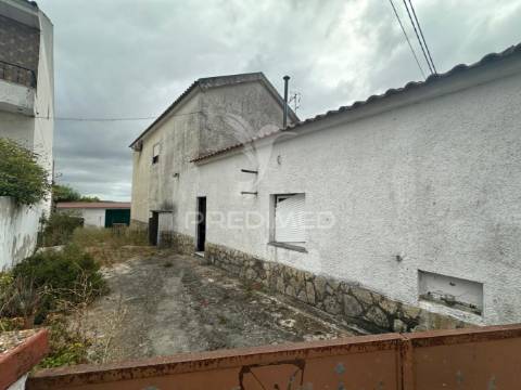 Moradias + terreno rústico